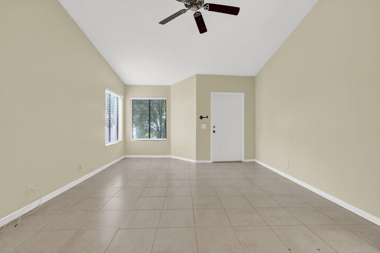 5864 Strawberry Lakes Cir - Photo 3 of 23