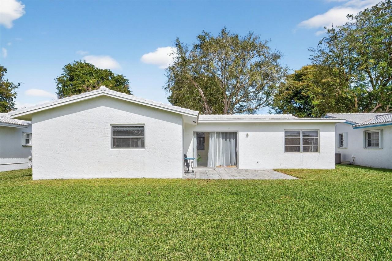 8950 Nw 13th St - Photo 4 of 38