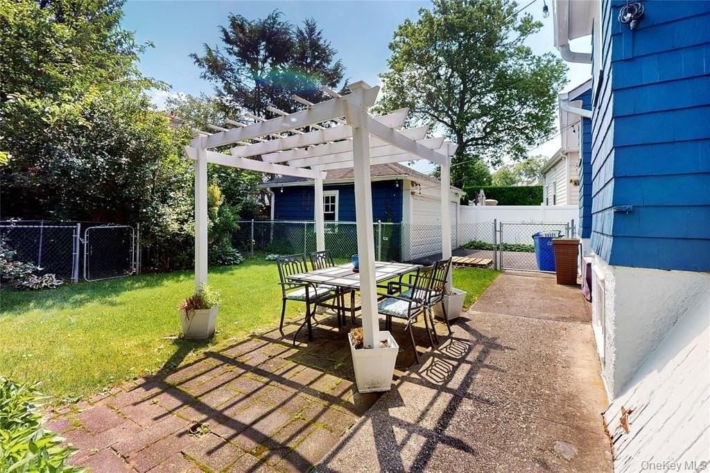 460 Carol Pl - Photo 3 of 11