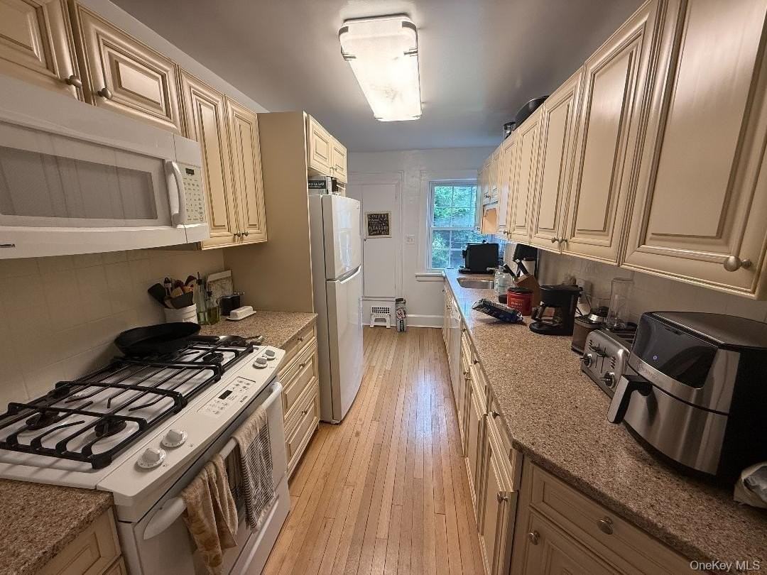 460 Carol Pl - Photo 5 of 11