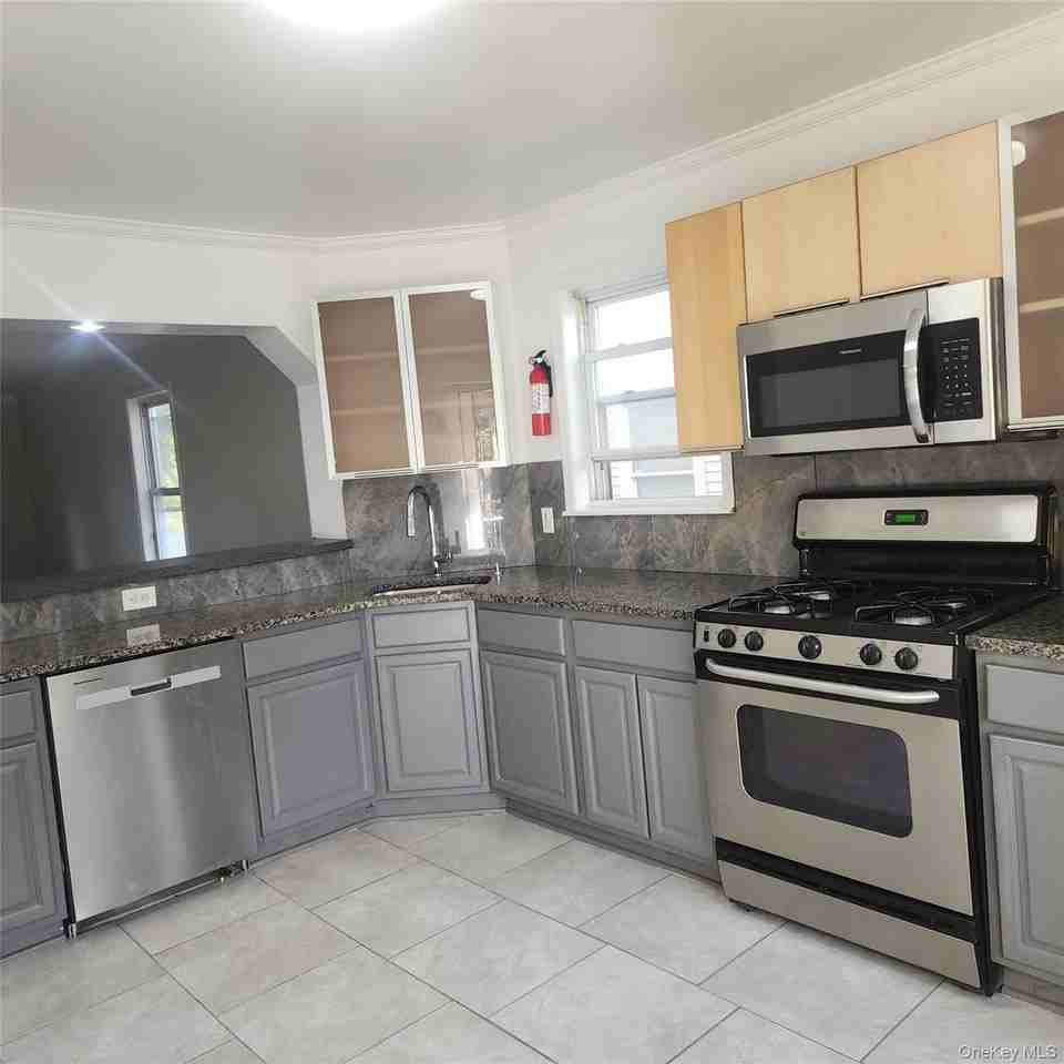 70 Elm Ave #RIGHT