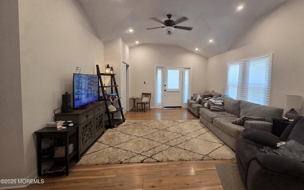 150 Belmar Blvd - Photo 4 of 10