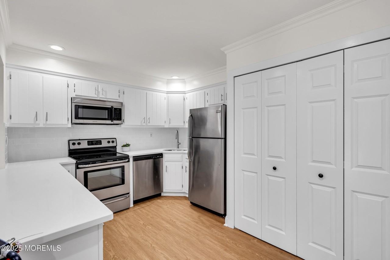 34 Lexington Ct - Photo 3 of 32