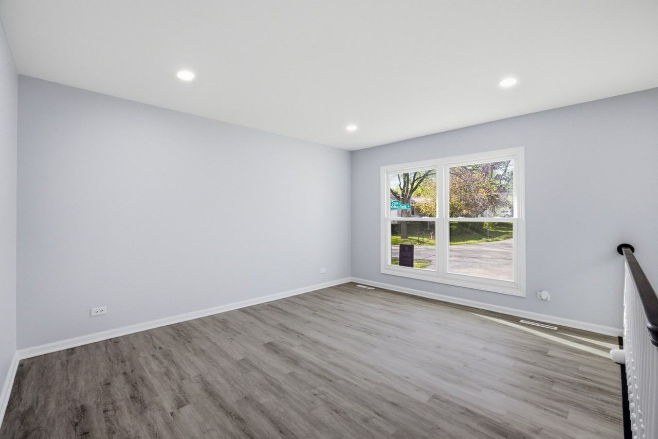 915 Mayfield Dr - Photo 4 of 29
