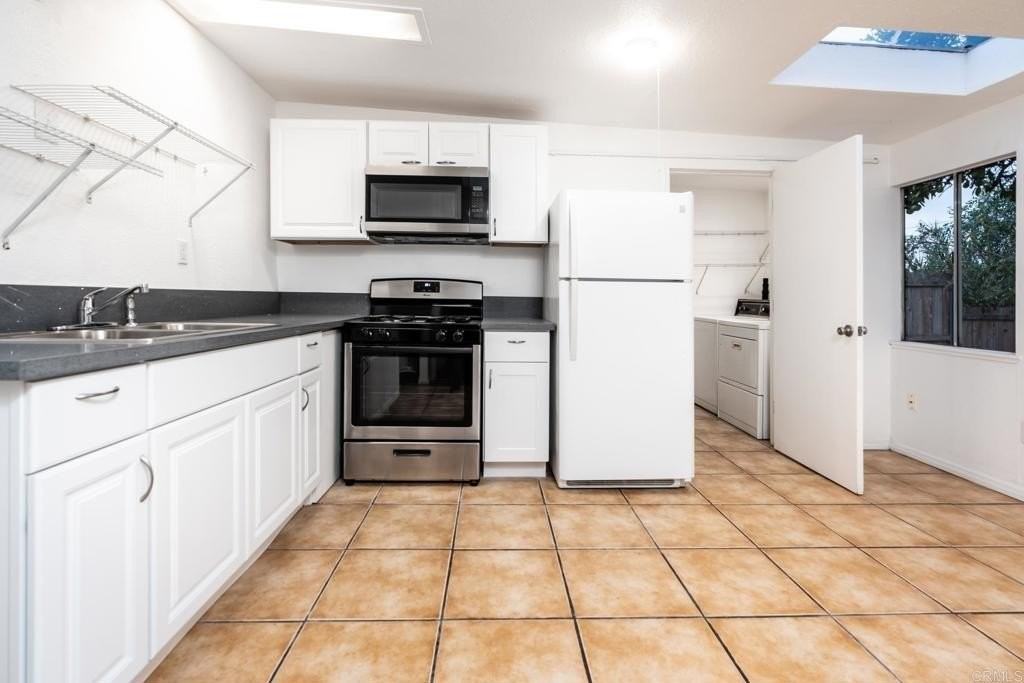 1568 Primera St #B - Photo 2 of 14