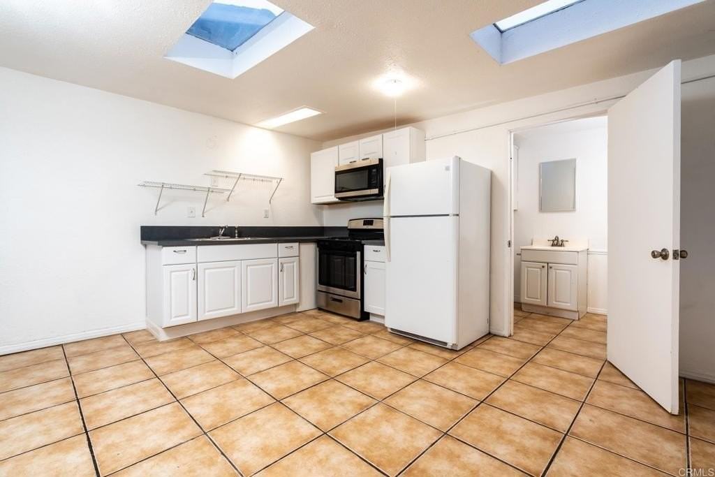 1568 Primera St #B - Photo 3 of 14