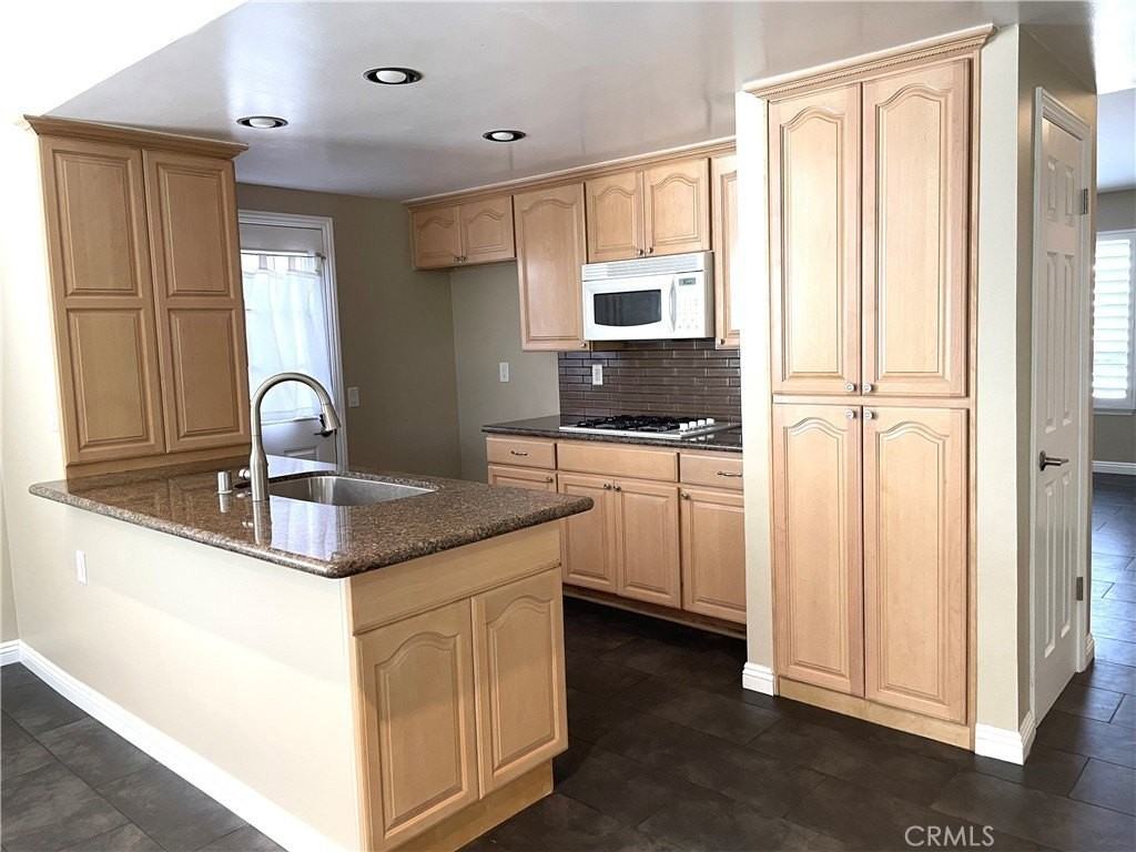 7566 E Woodsboro Ave - Photo 2 of 12