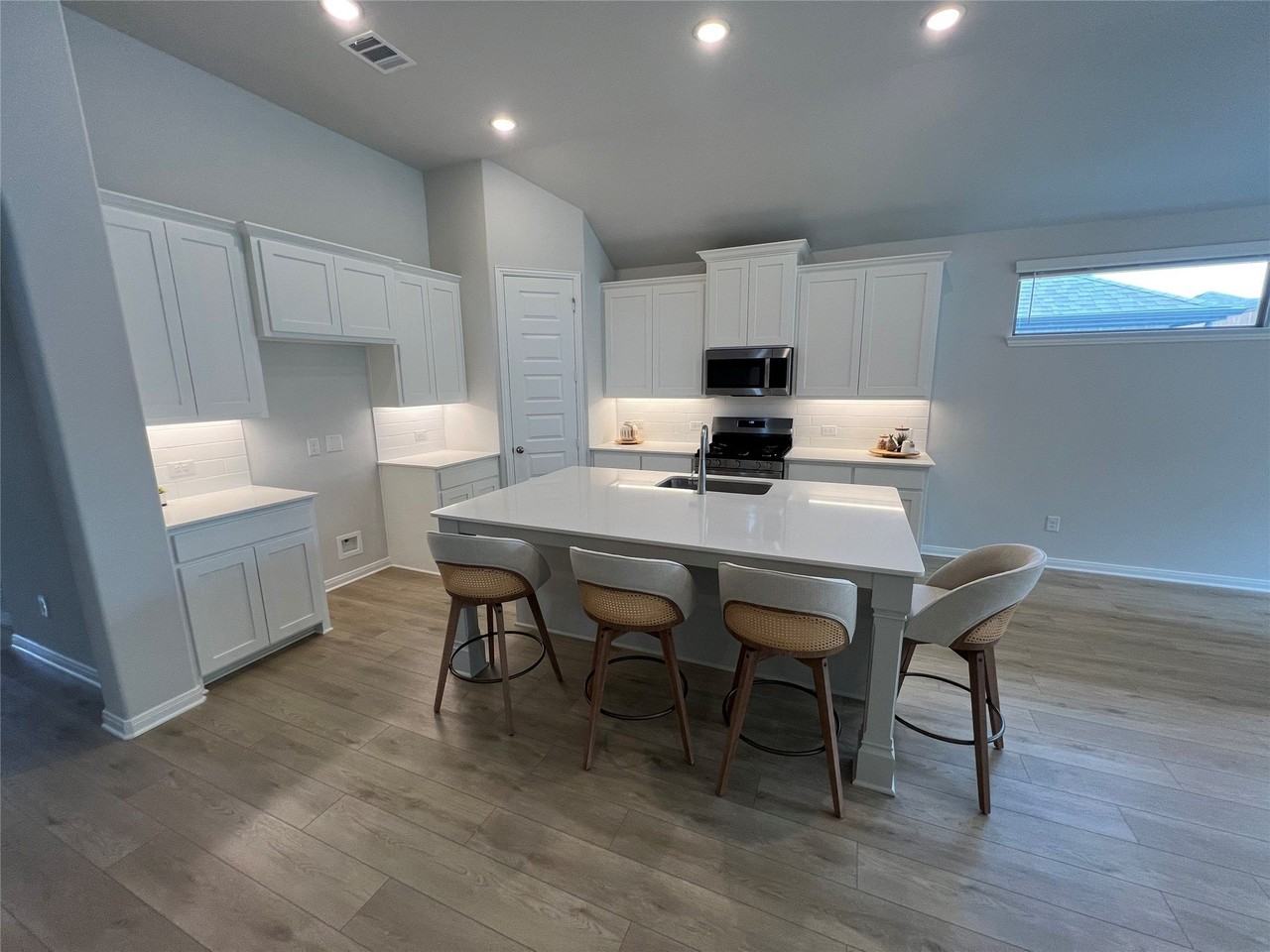 1431 Golden Meadow Dr - Photo 4 of 21