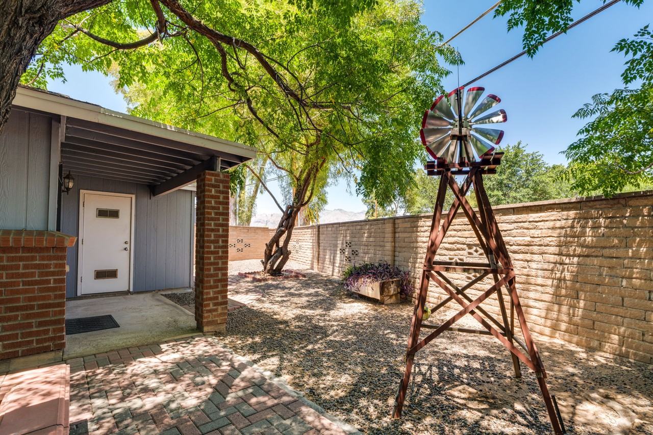 2724 N Gill Ave #B - Photo 4 of 7