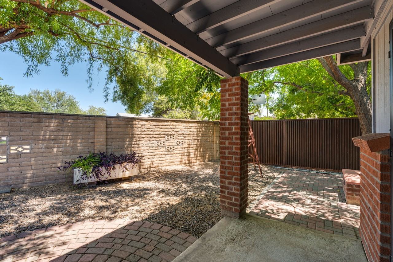 2724 N Gill Ave #B - Photo 6 of 7