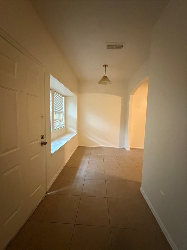 216 Creek Cove Dr - Photo 6 of 17