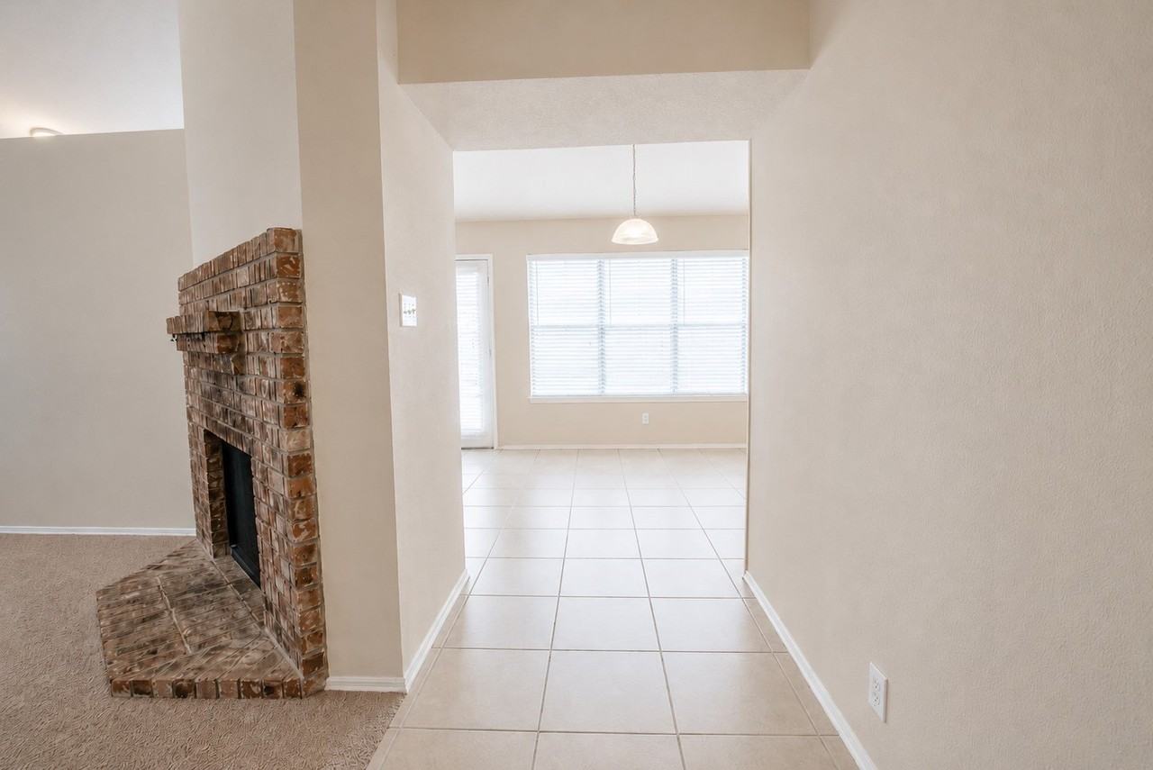 1410 Flameleaf Dr - Photo 4 of 32
