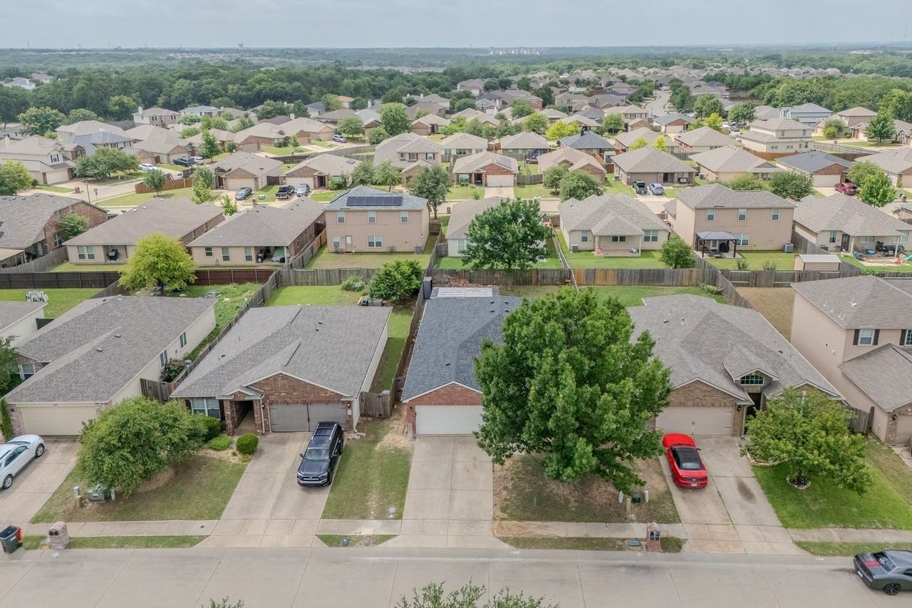 2037 Cedar Trl - Photo 4 of 39