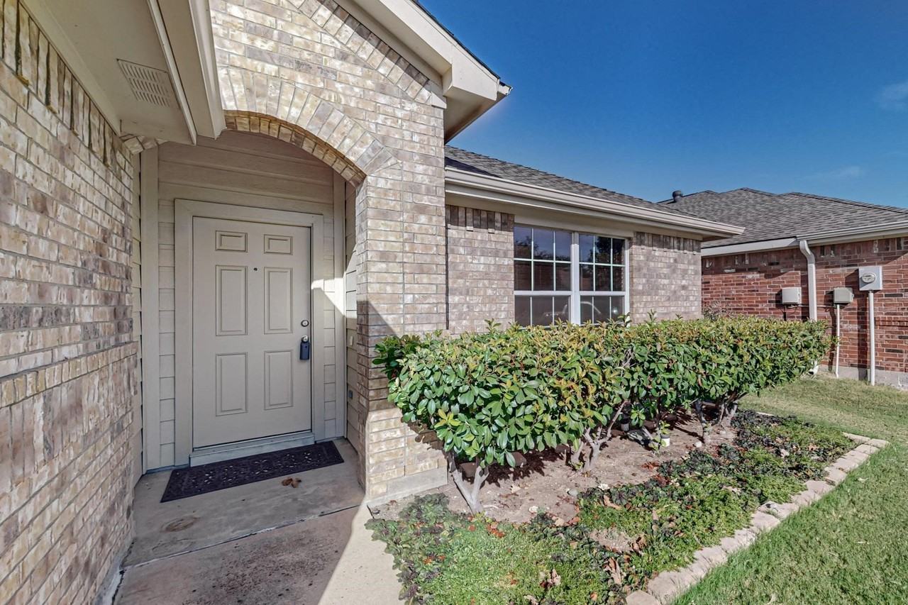 11501 Lauren Way - Photo 3 of 39
