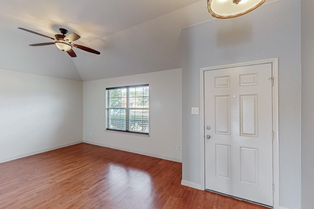 11501 Lauren Way - Photo 4 of 39