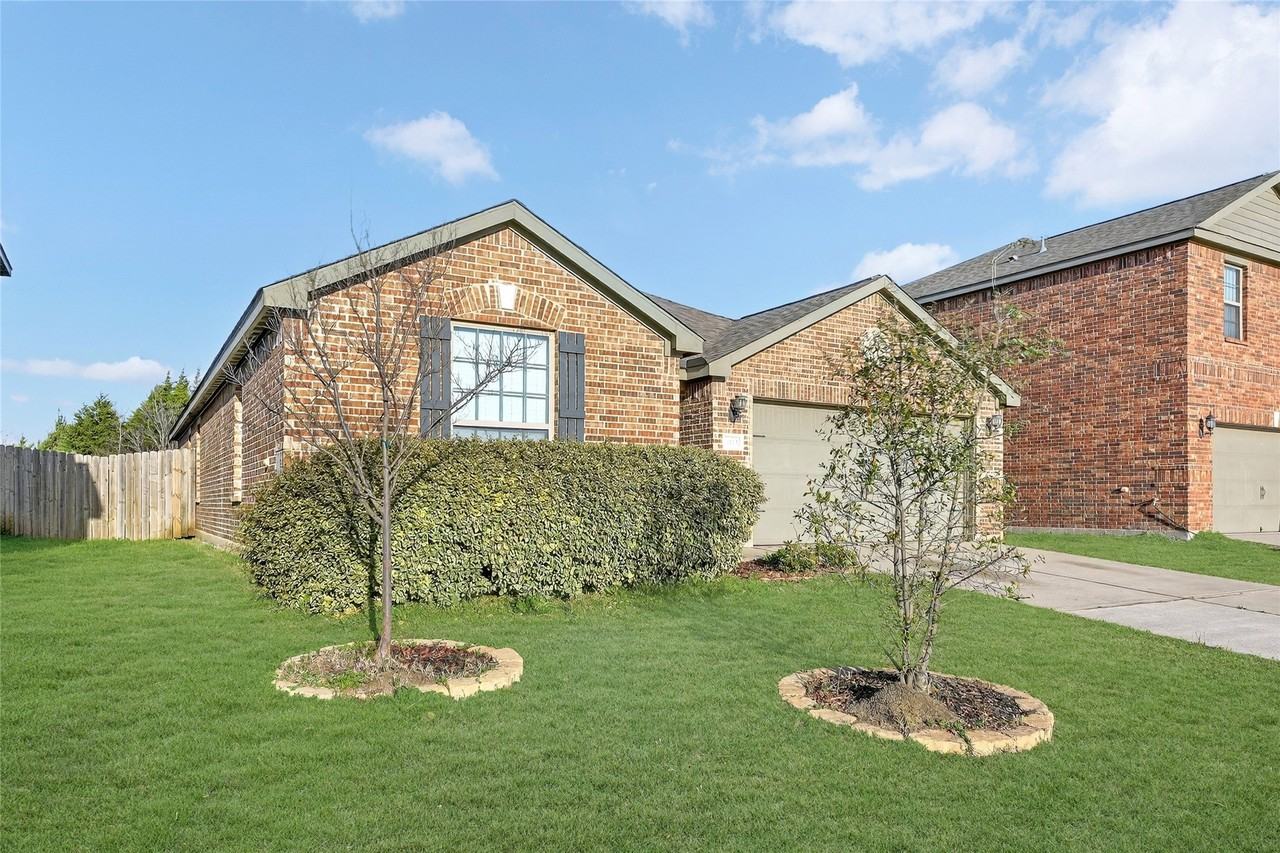 3115 Elam Dr - Photo 2 of 40