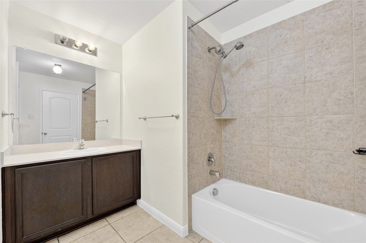 3115 Elam Dr - Photo 5 of 40