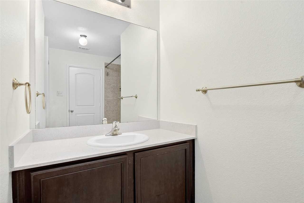 3115 Elam Dr - Photo 6 of 40