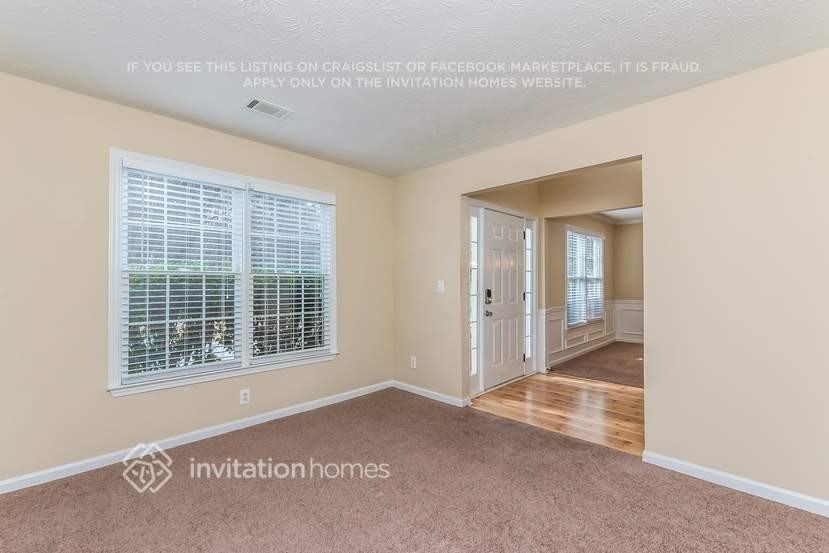 1040 Deer Hollow Dr - Photo 2 of 19