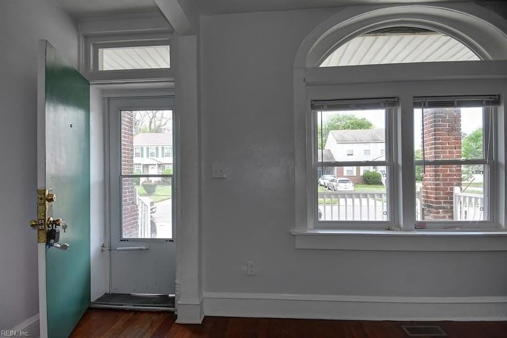 305 W 36th St - Photo 6 of 33