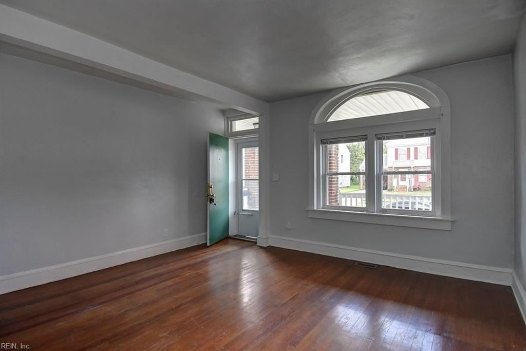 305 W 36th St - Photo 7 of 33