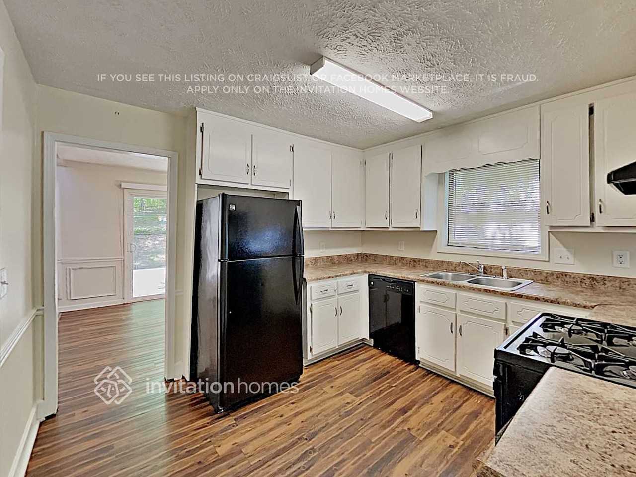 4042 Maxanne Dr Nw - Photo 7 of 18