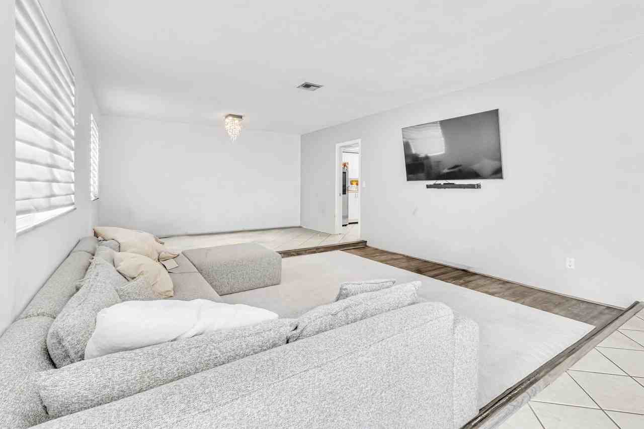 2200 N 47th Ave - Photo 2 of 28