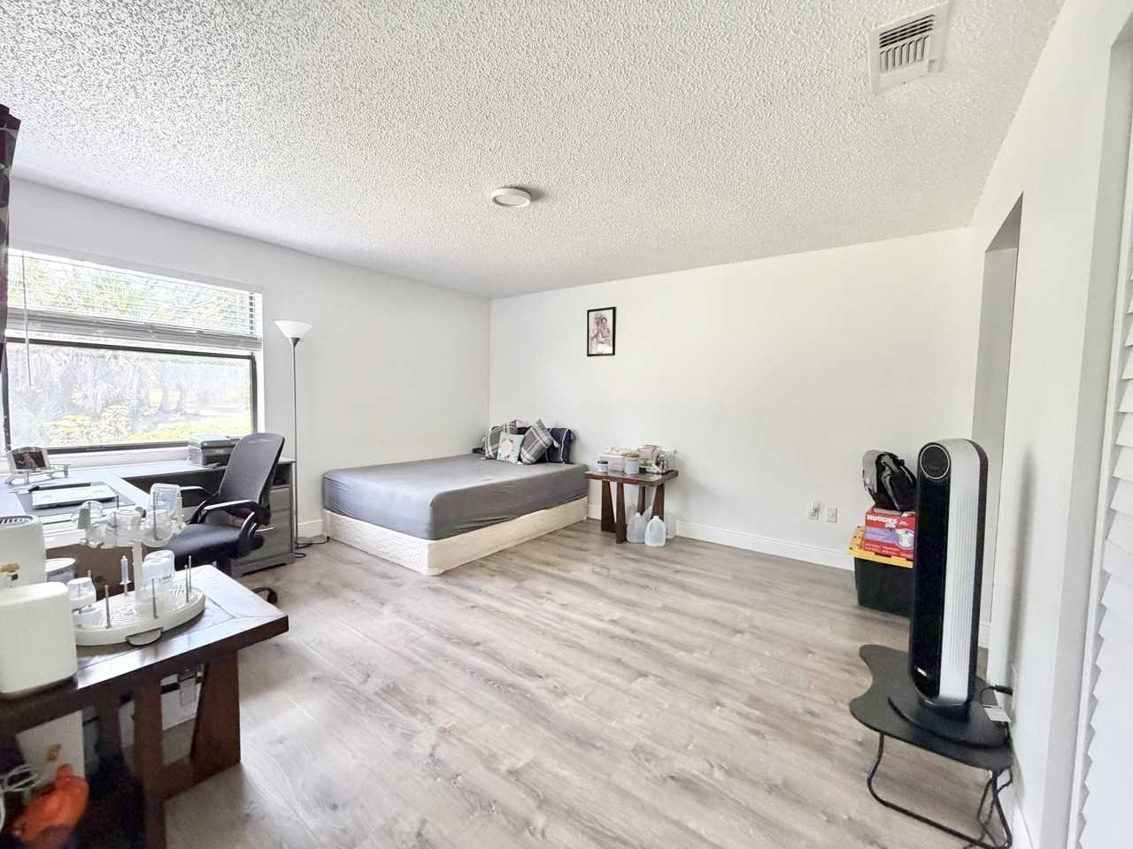 1407 Lakeview Dr E - Photo 5 of 17