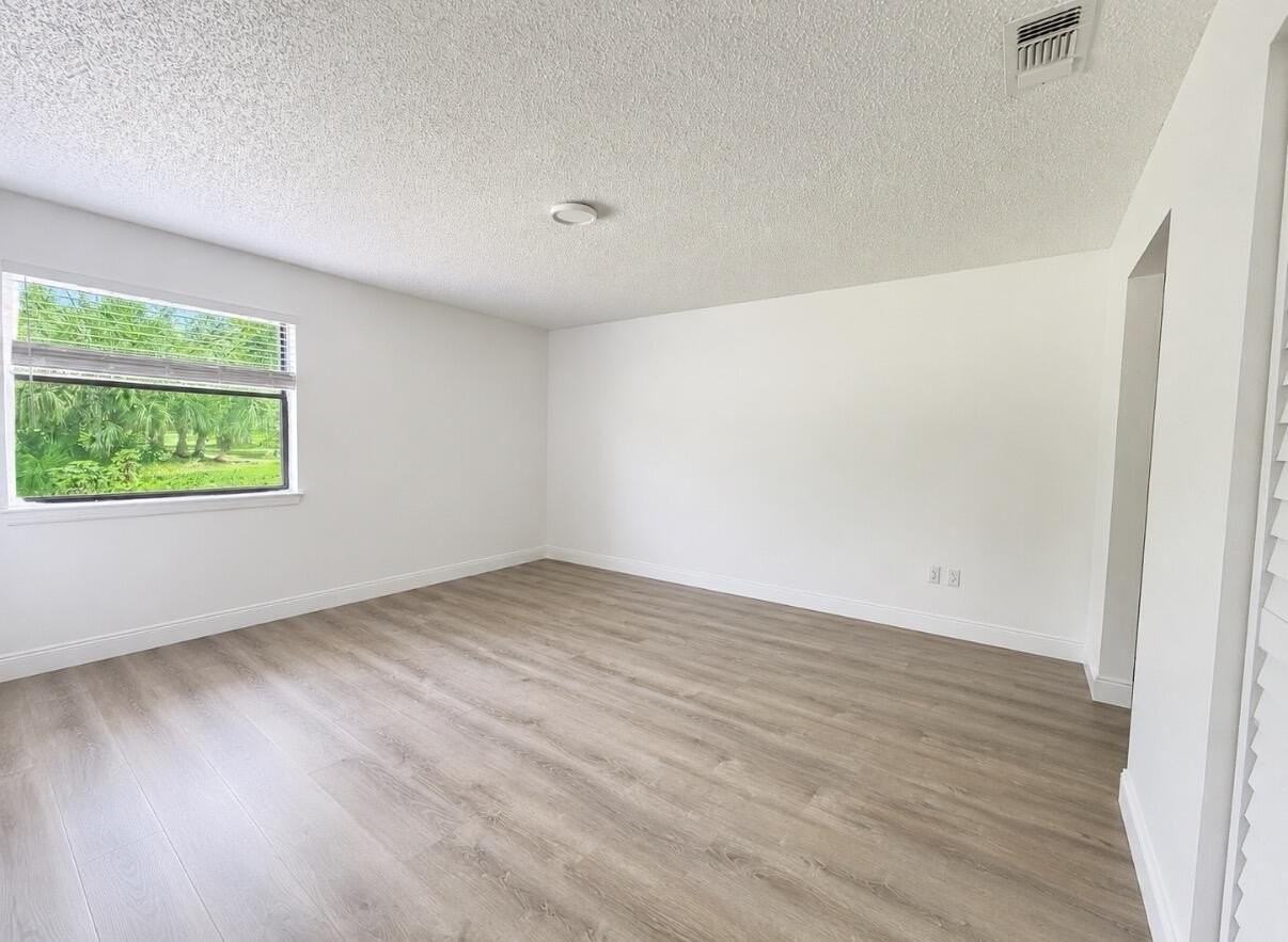 1407 Lakeview Dr E - Photo 6 of 17