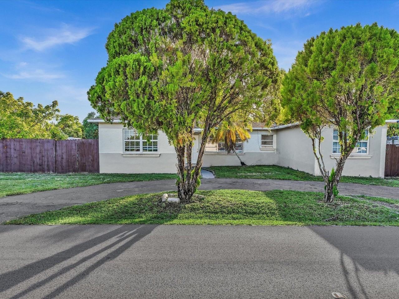 700 Sw 5th Ct - Photo 2 of 46