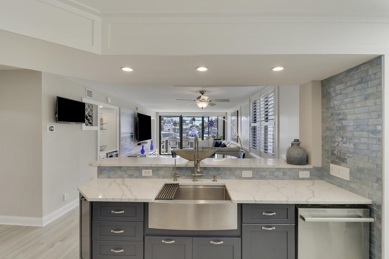 515 Bay Colony Dr N - Photo 5 of 50