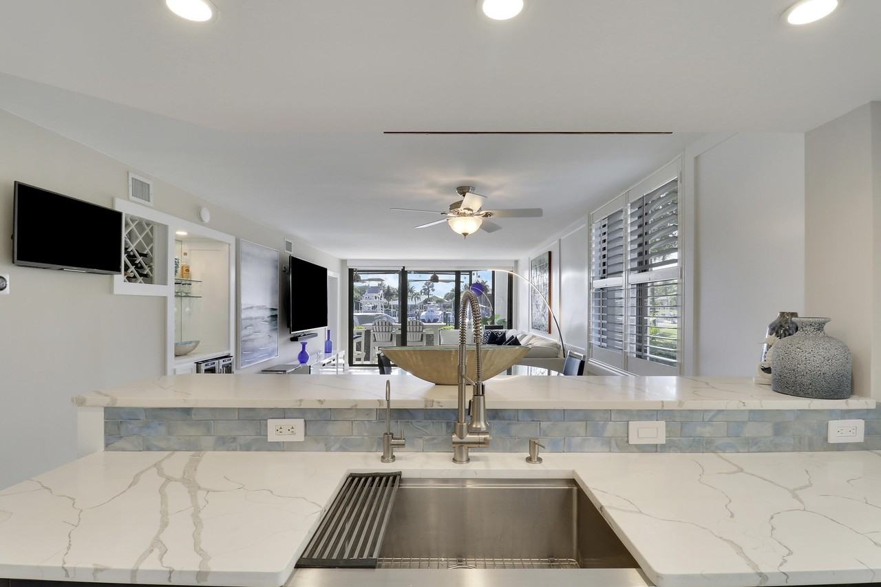 515 Bay Colony Dr N - Photo 6 of 50