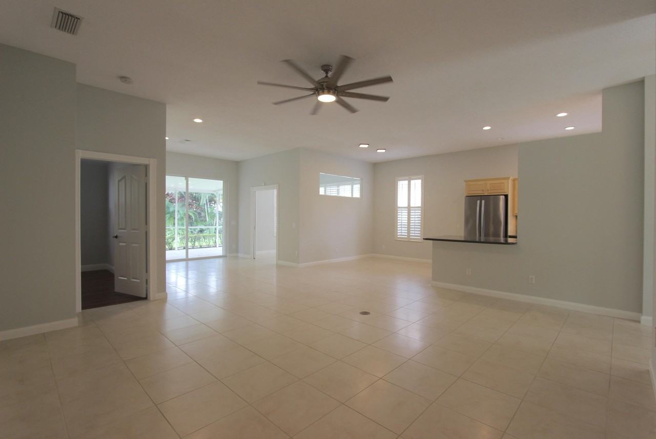 117 Hampton Cir - Photo 4 of 42