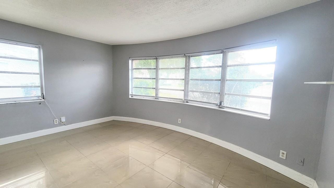 1821 Ne 56th St #4 - Photo 3 of 10