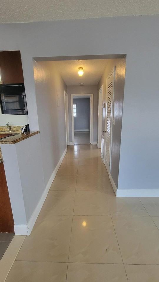 1821 Ne 56th St #4 - Photo 4 of 10