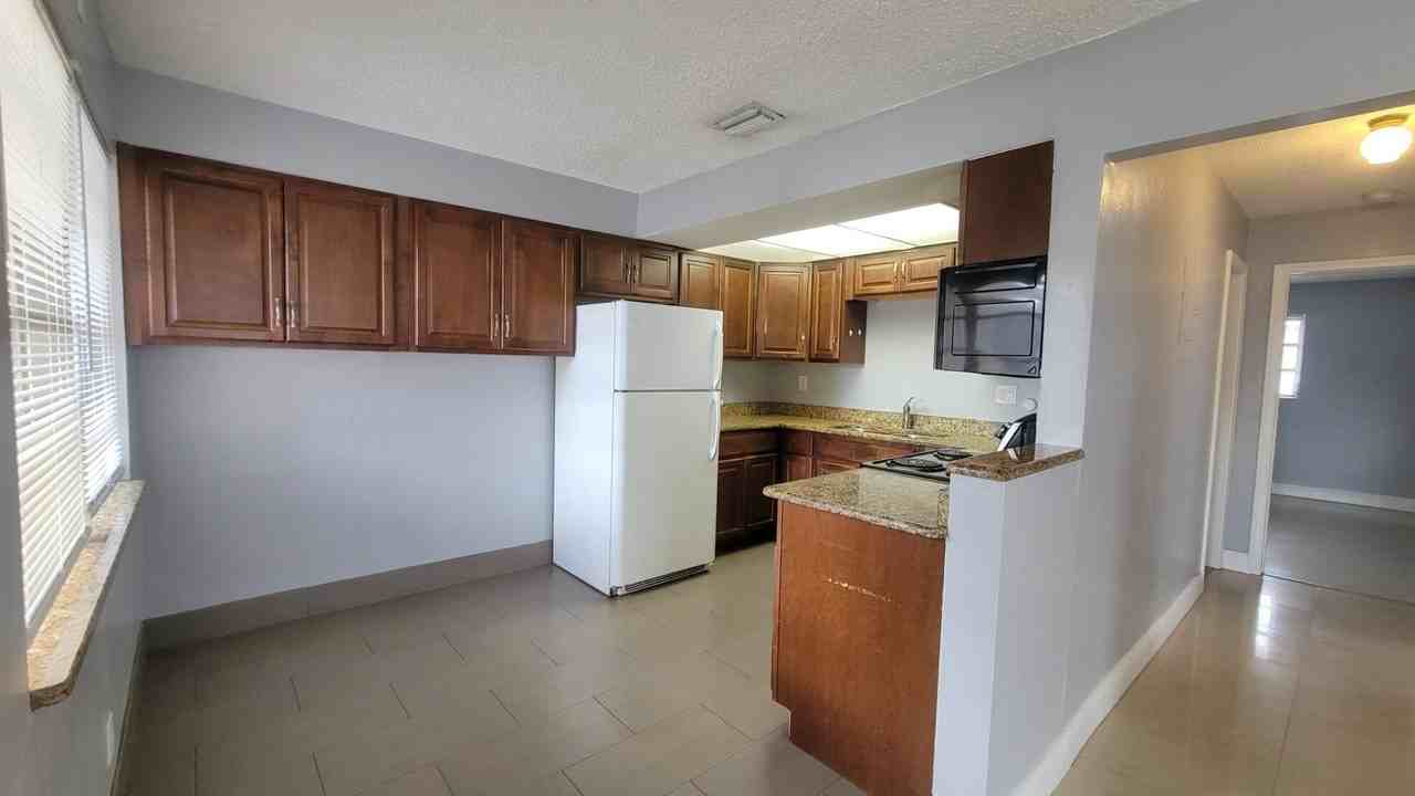 1821 Ne 56th St #4 - Photo 5 of 10
