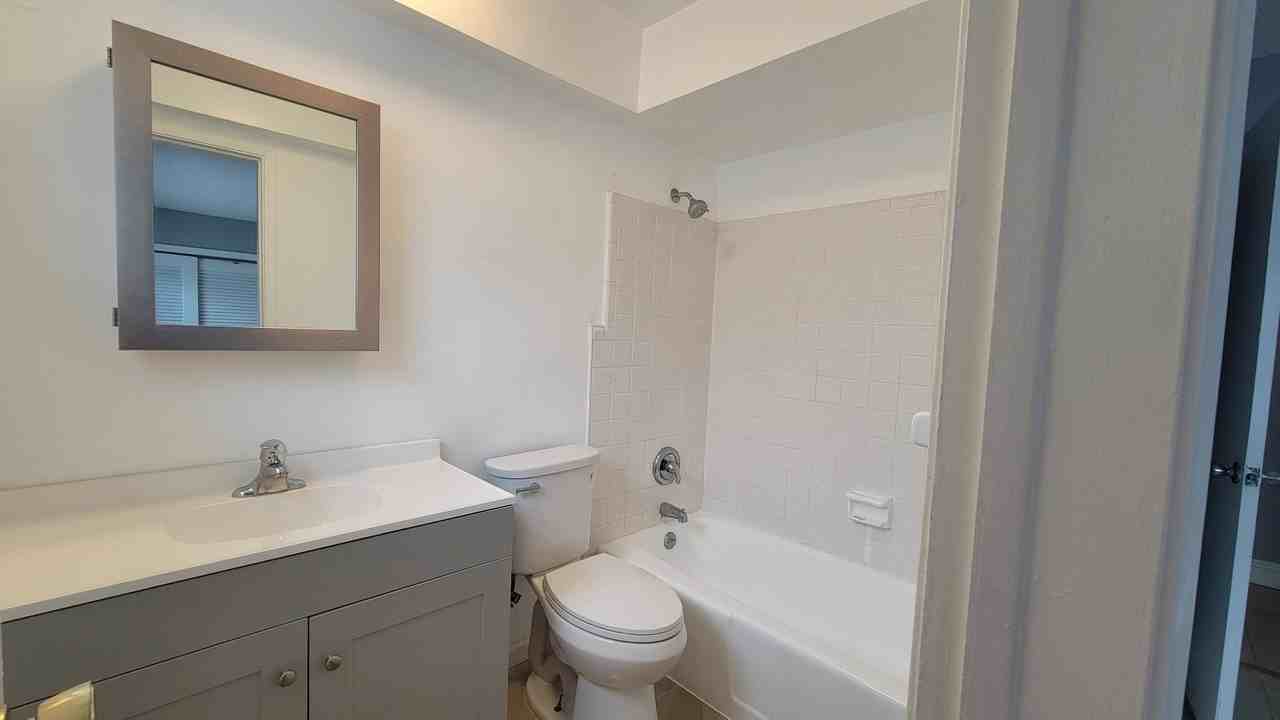 1821 Ne 56th St #4 - Photo 6 of 10