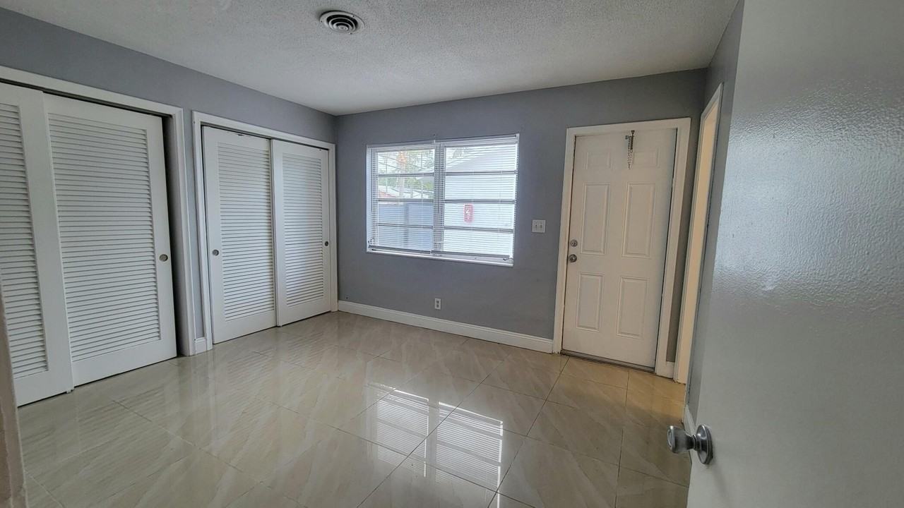 1821 Ne 56th St #4 - Photo 7 of 10