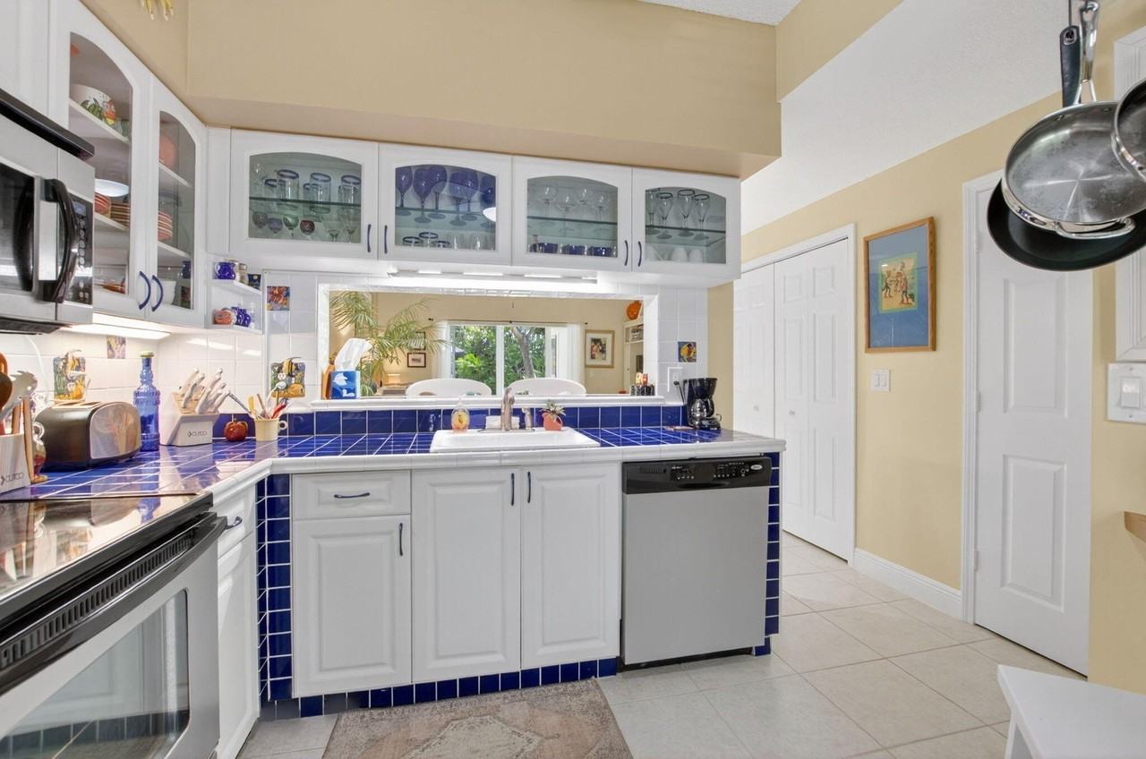 1041 Kokomo Key Ln - Photo 6 of 42