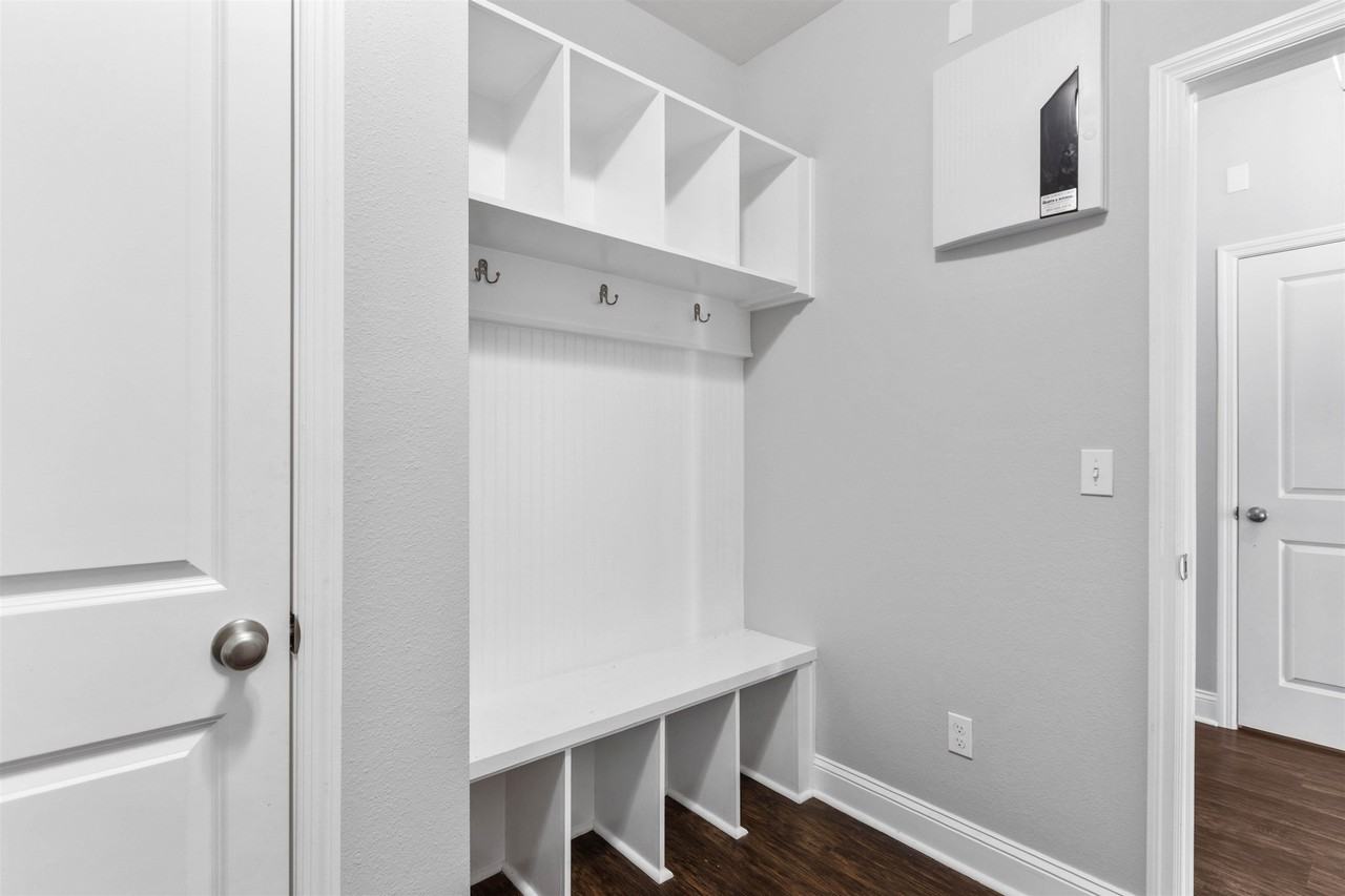 8756 Glenoak Trl - Photo 6 of 38