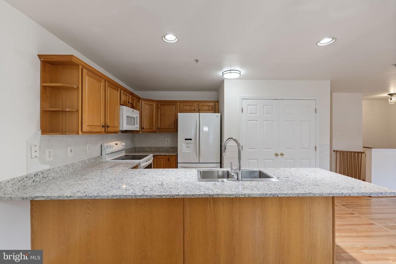 211 Westlake Blvd - Photo 4 of 28