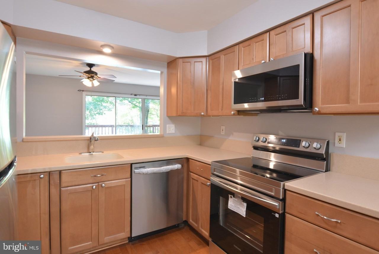 13326 Waterside Cir - Photo 7 of 34