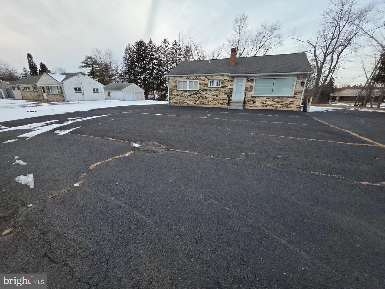 513 W Butler Ave - Photo 2 of 11