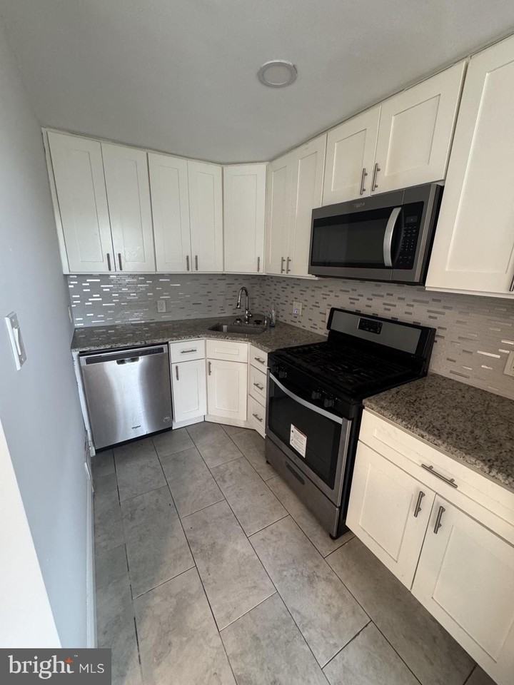 216 W Washington Ave - Photo 4 of 14