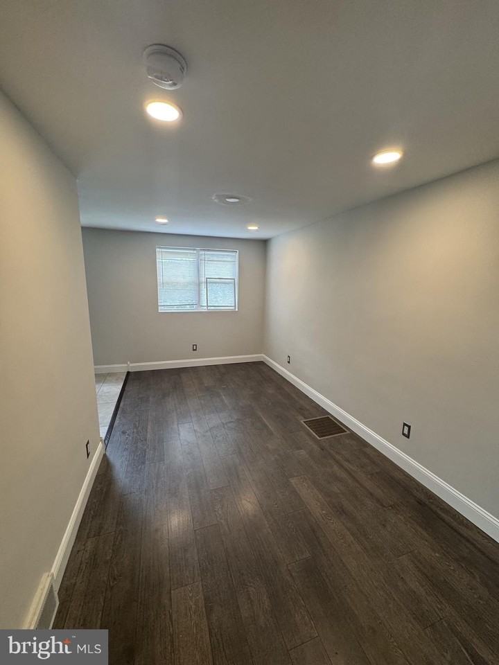 216 W Washington Ave - Photo 5 of 14