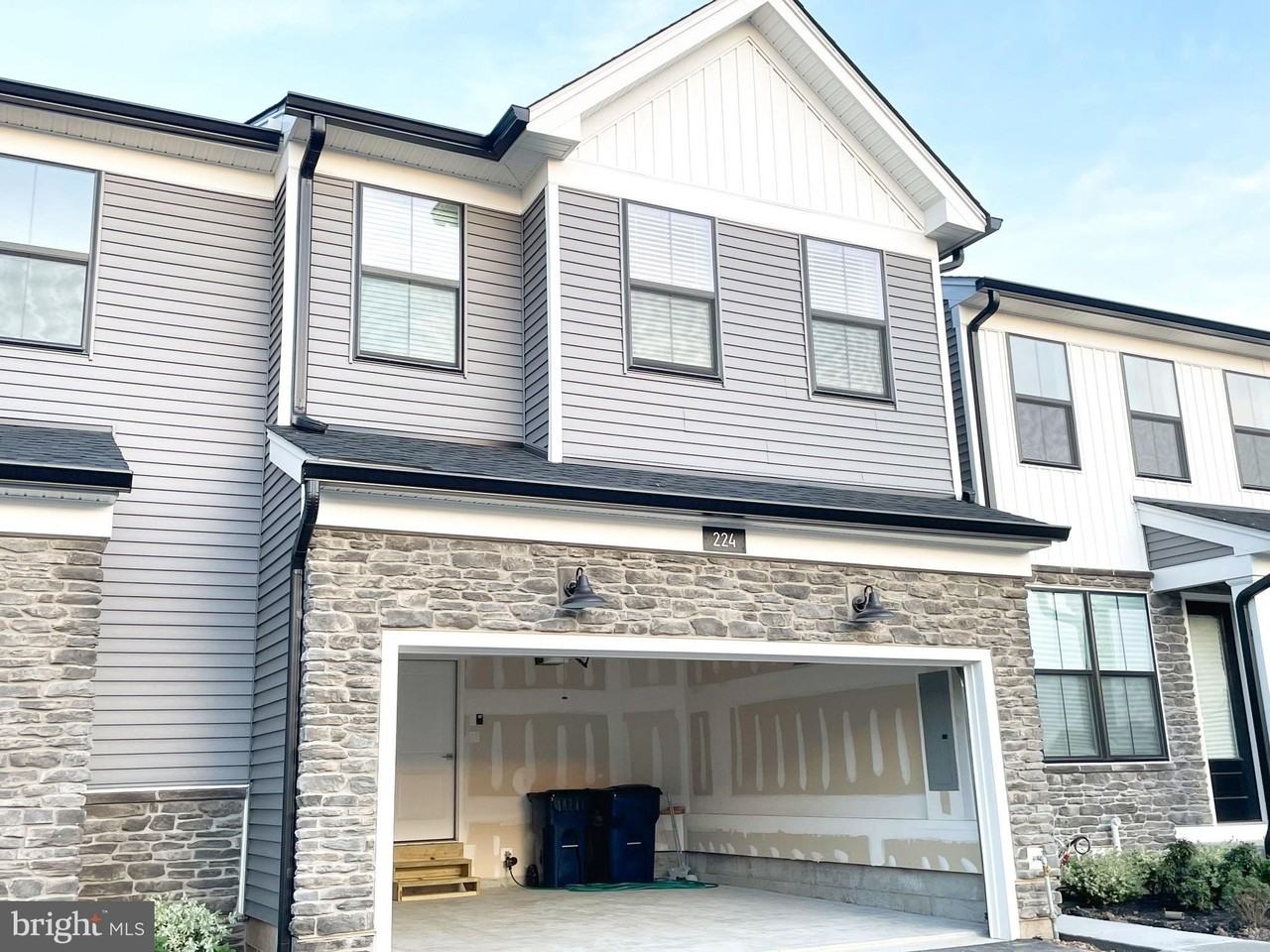224 Lilac St - Photo 2 of 31