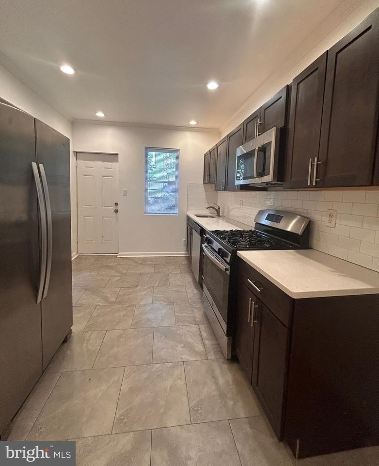 2233 Bonaffon St - Photo 4 of 19