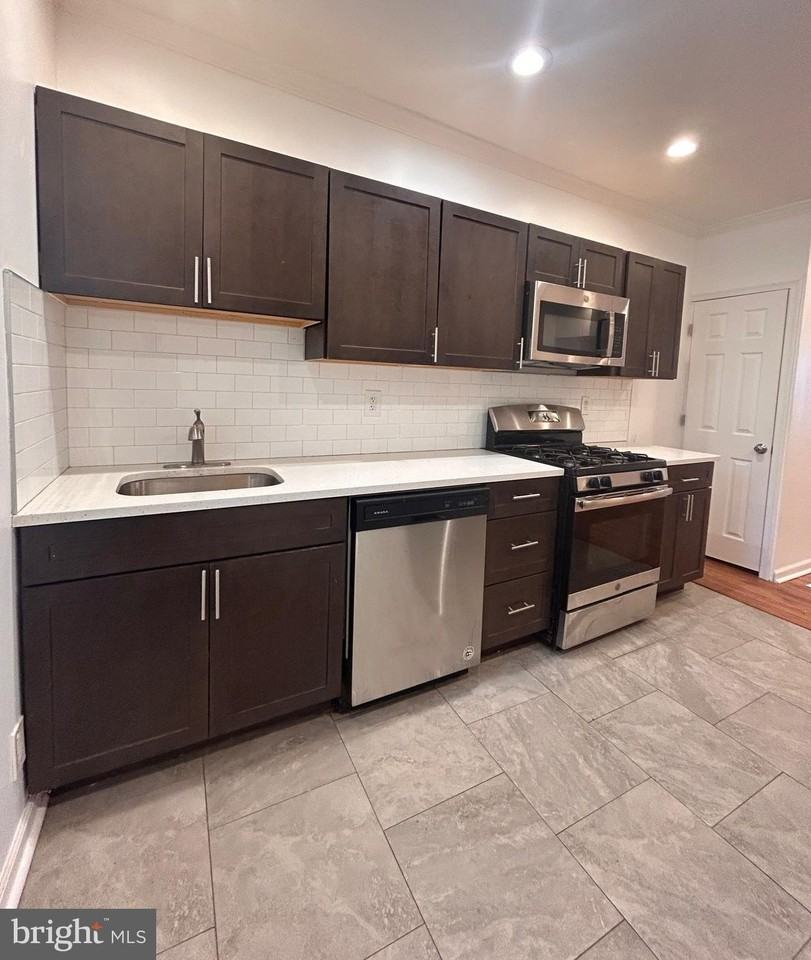 2233 Bonaffon St - Photo 5 of 19