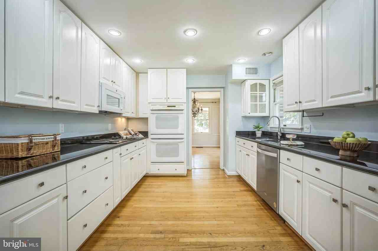 7330 Lewinsville Park Ct - Photo 2 of 26
