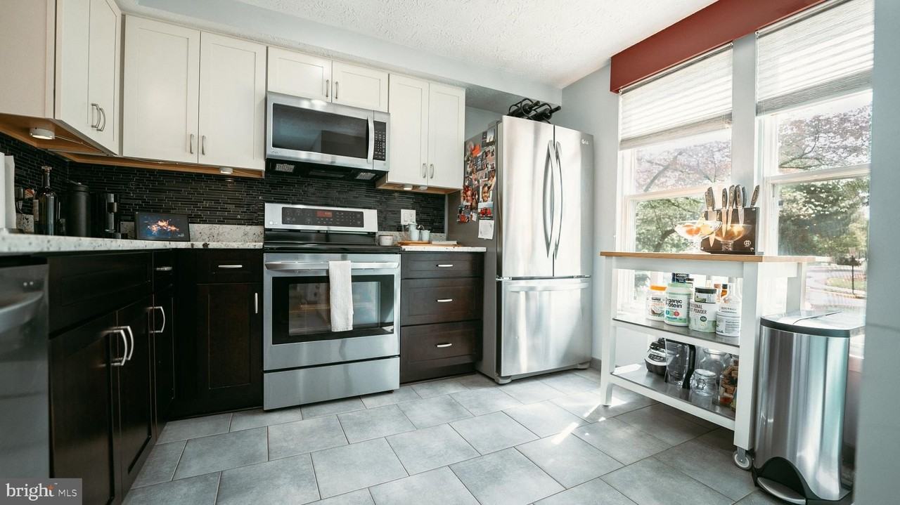 9134 Everett Ct - Photo 3 of 38